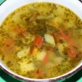 Un bol alb cu ciorba de legume