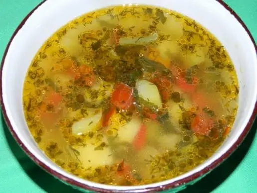 Un bol alb cu ciorba de legume