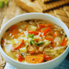 Ciorbă de legume acrită cu zeamă de varză cu ardei iute murat sau verde