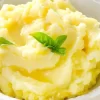 piure de cartofi cu o frunza de menta deasupra