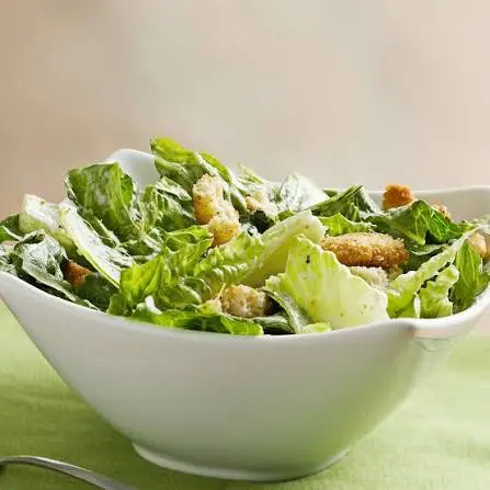 Bol alb cu salata Caesar