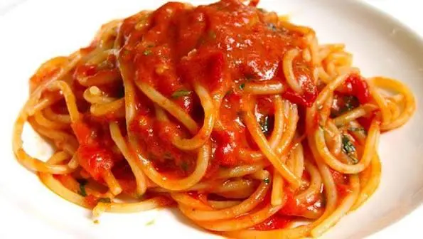 spaghete cu sos de rosii