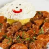 bucati de carne, sos, ou si mamaliga