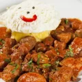 bucati de carne, sos, ou si mamaliga