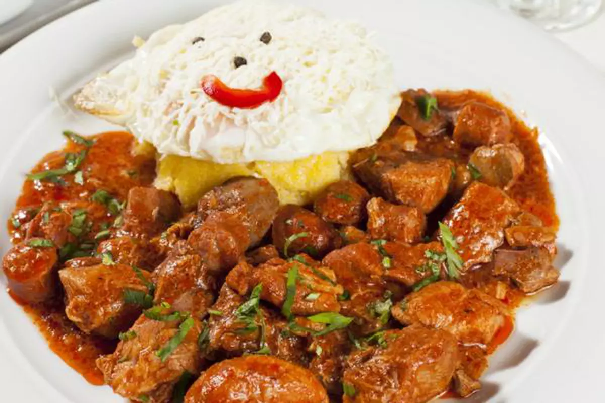 bucati de carne, sos, ou si mamaliga