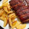 Coaste glazurate cu sos BBQ si cartof copt un unt si cascaval